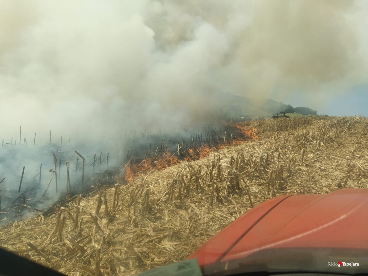 Ir para  <p><big>Por volta d&aacute;s 11:50h dessa ter&ccedil;a-feira, dia 16, a guarni&ccedil;&atilde;o do Corpo de Bombeiros Volunt&aacute;rios de Tapejara, foi acionada para combater inc&ecirc;ndio em lavoura na...
